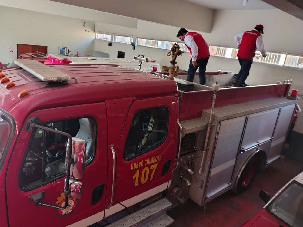 Bomberos inspeccionando.jpg