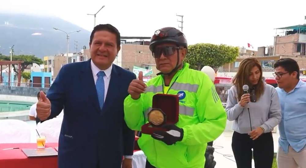 Ciclistas y Alcalde1.png