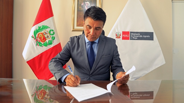 Ministro Oscar Zea.jpg