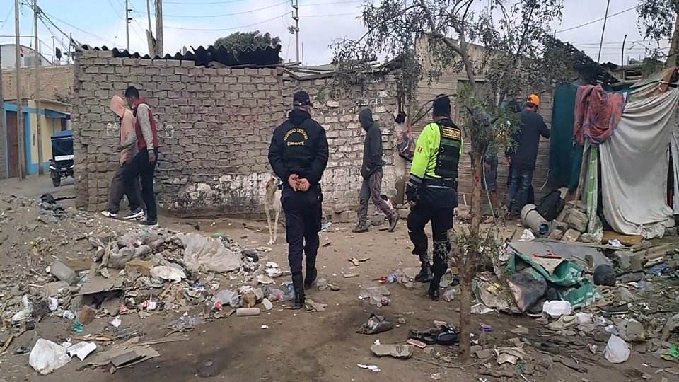 Seguridad ciudadana intervino fumadero hallando prenda policial y réplica de arma de fuego en la entrada del A.H. Santo Domingo