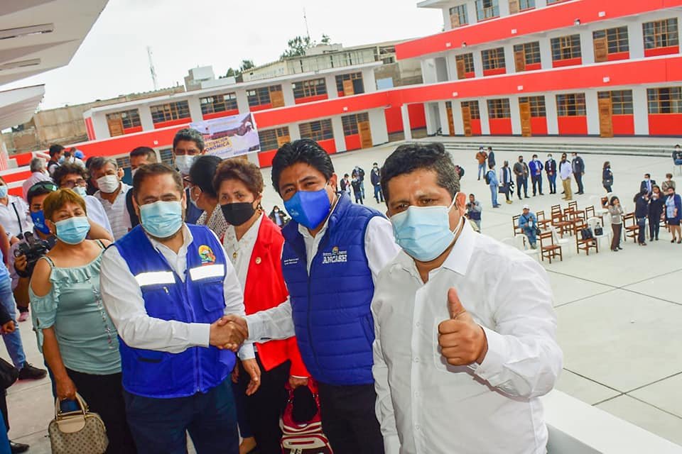 Gore Áncash entregó colegio belaunde de chimbote