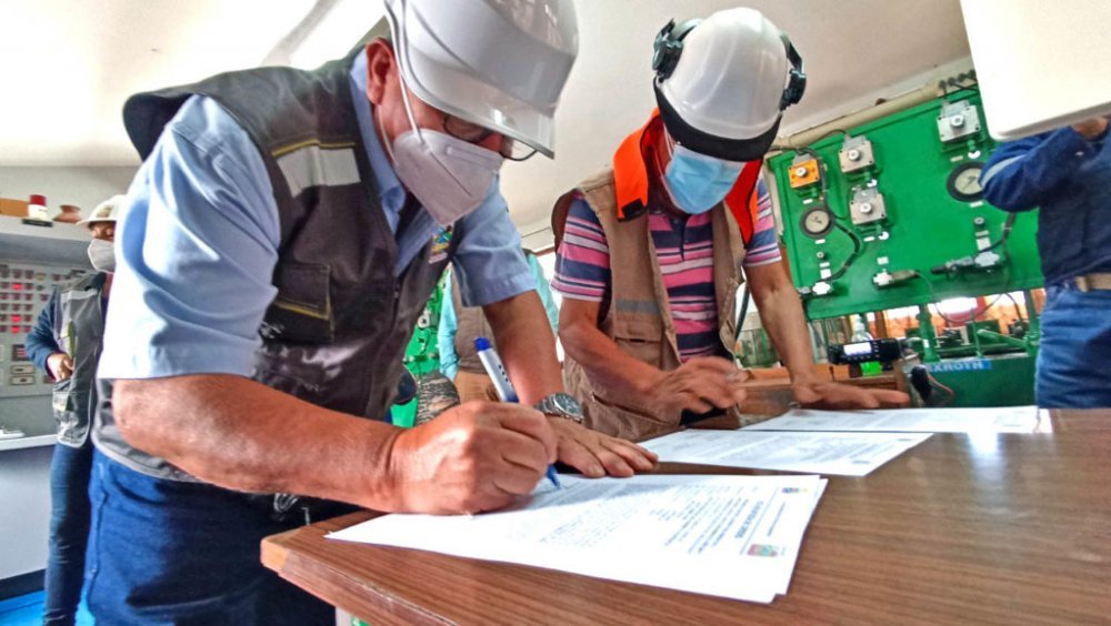 Firma del acta de entrega de terrenos para los trabajos de rehabilitación en la bocatoma La Huaca