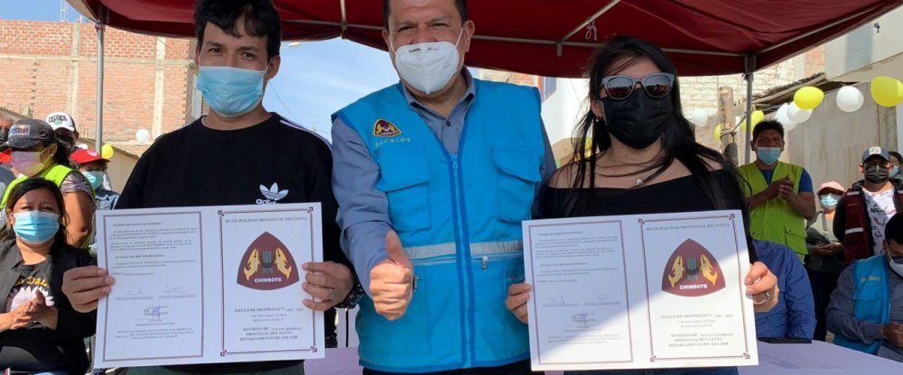 Chimbote: Burgomaestre entregó 100 títulos de propiedad gratuitos a familias del A.H. Villa Don Víctor