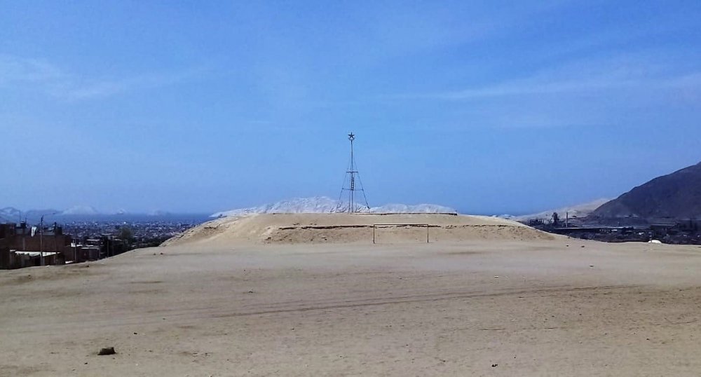 Ministerio de Cultura recupera área afectada por una estructura de fierro de 17m, instalada en la cima de la Huaca San Pedro de Chimbote