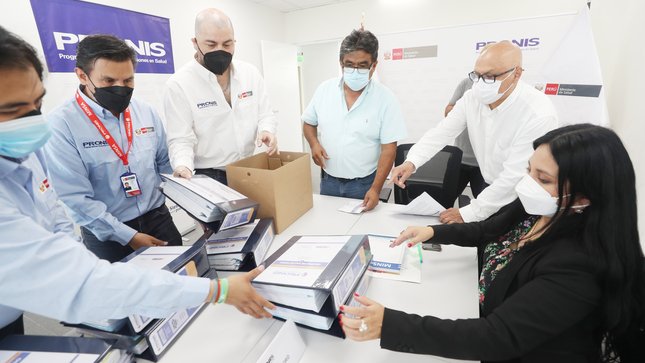 Pronis entrega expedientes aprobados para reconstruir centros de salud Alto Trujillo en La Libertad y Moro en Áncash