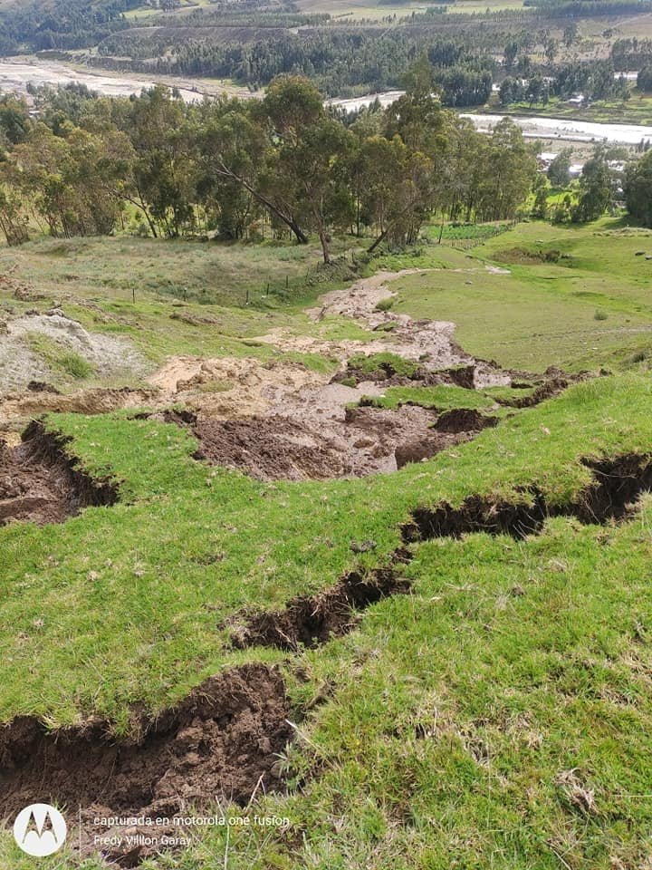 Recuay: Grietas y una posible falla geológica en centro poblado de Cayac, distrito de Ticapampa