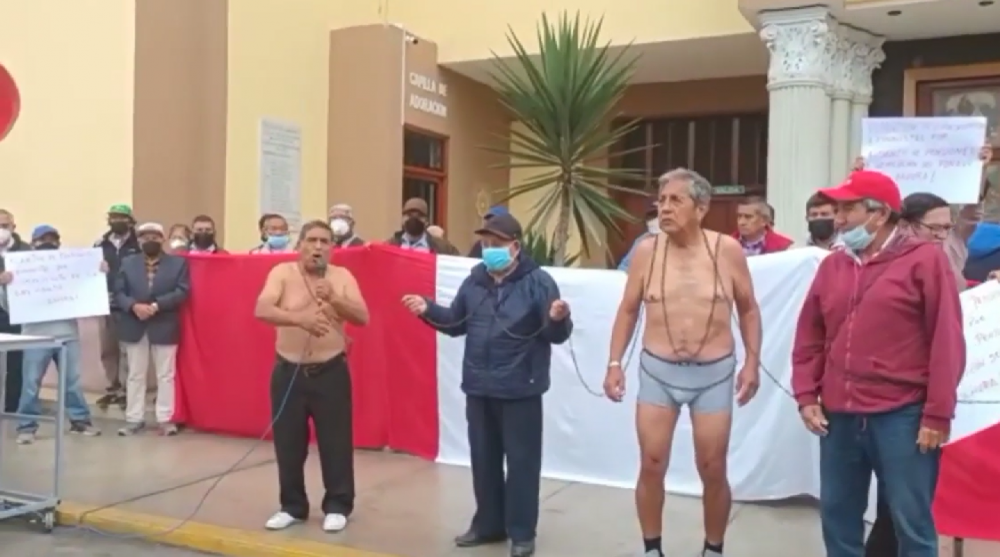 Fonavistas se desnudan y encadenan para exigir devolución de aportaciones