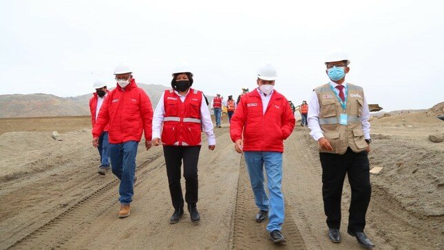 Ministro Wilbert Rozas supervisa construcción de relleno sanitario en Nuevo Chimbote