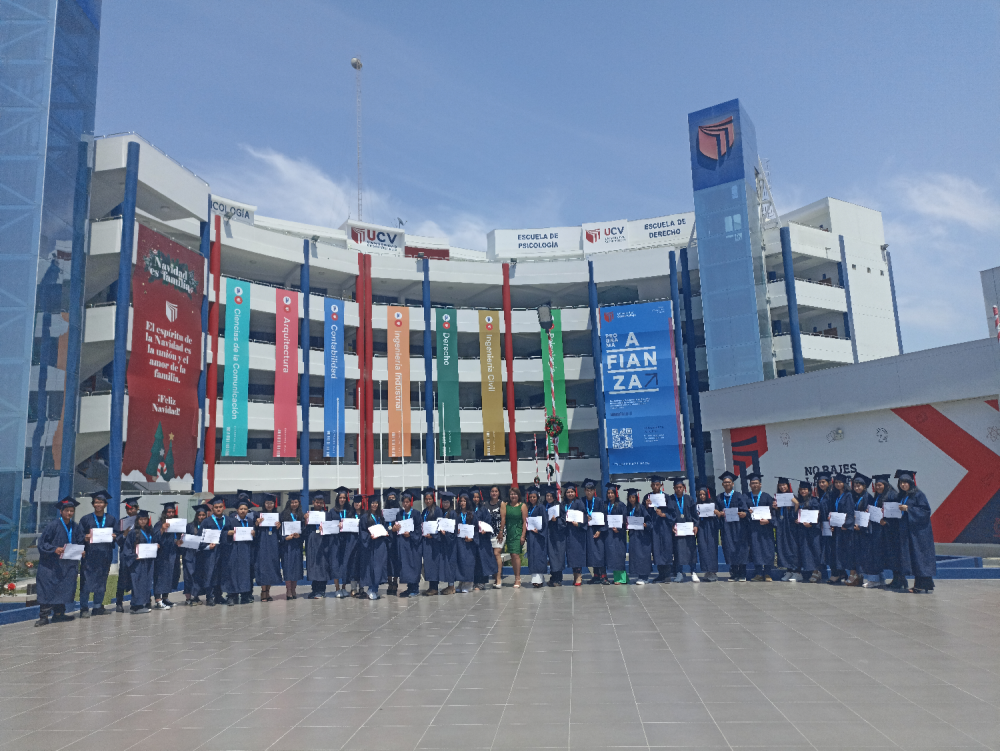 Escolares se gradúan de la escuela de líderes de la UCV Chimbote