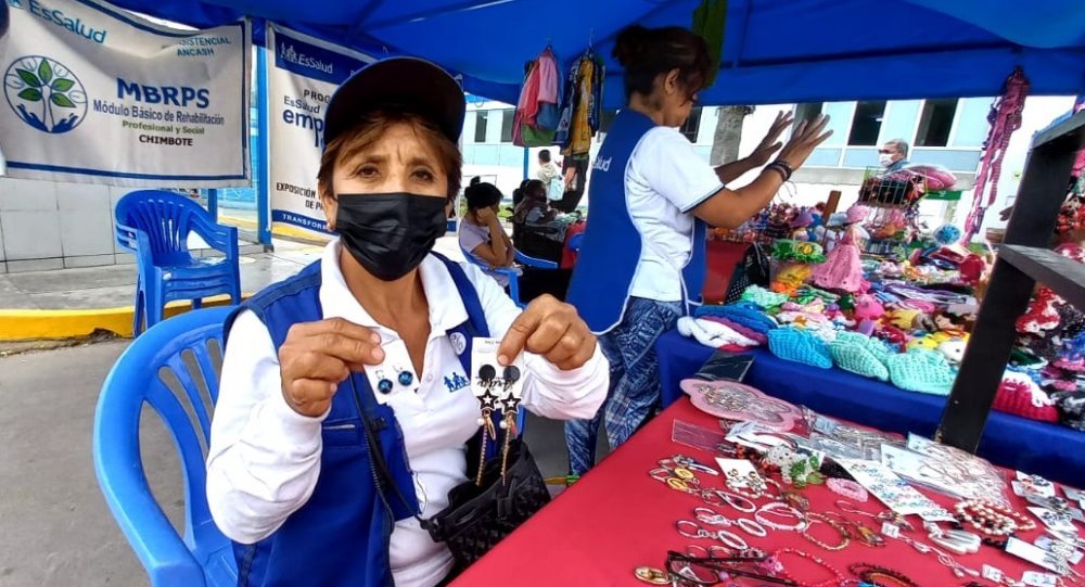 Personas con discapacidad de EsSalud Áncash realizan feria de manualidades