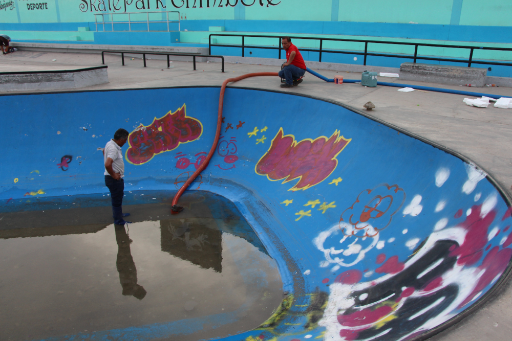 UCV Chimbote drenó agua empozada en skatepark de la Urbanización El Acero