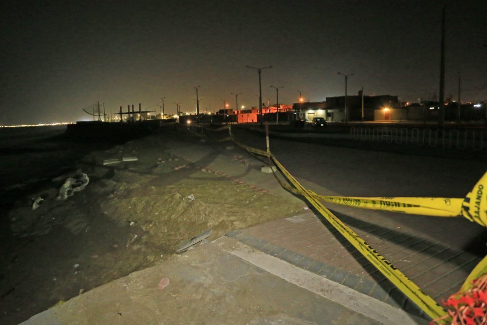 Alcalde Luis Gamarra y jefe de gestión de riesgo de desastre inspeccionan la obra de la costanera afectada por oleaje anómalo