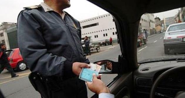 Condenan a conductor por dar dinero a efectivo policial
