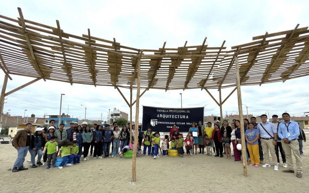 Estudiantes UCV restauran parque con material reciclado en AA.HH 19 de Marzo