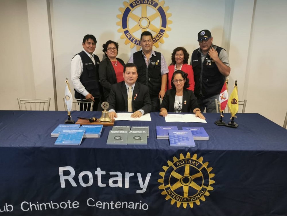 UCV Chimbote dona 68 libros al Rotary Club Centenario