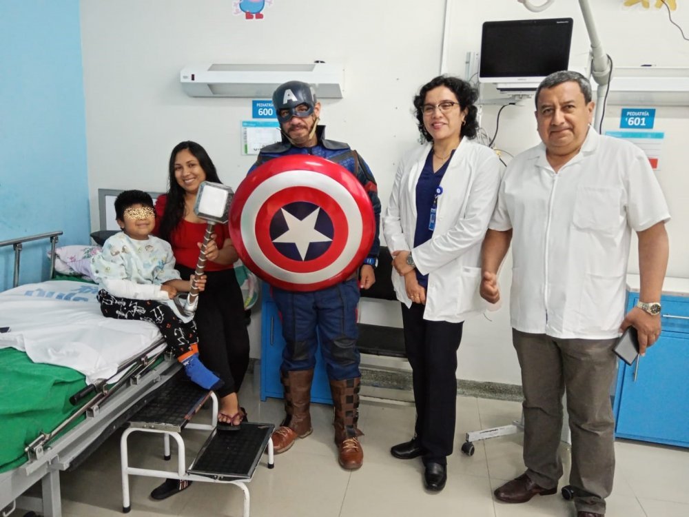 Doctor se disfraza de “Capitán América” y visita a niños hospitalizados en EsSalud Áncash