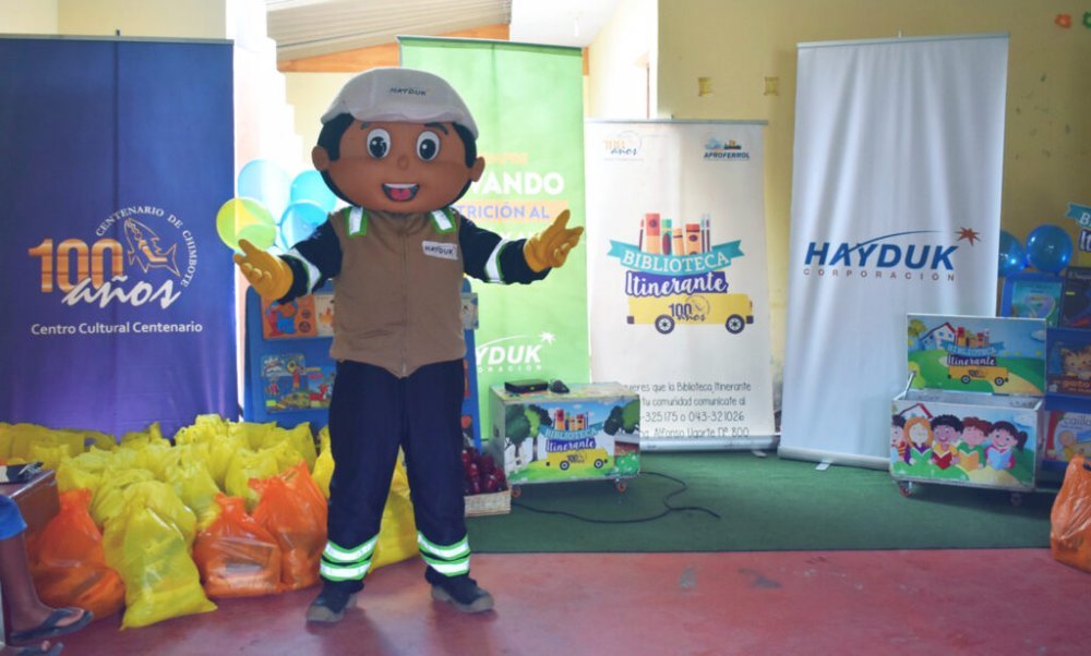 Hayduk llevó una “biblioteca itinerante” y alimentos para los niños de la caleta de Coishco