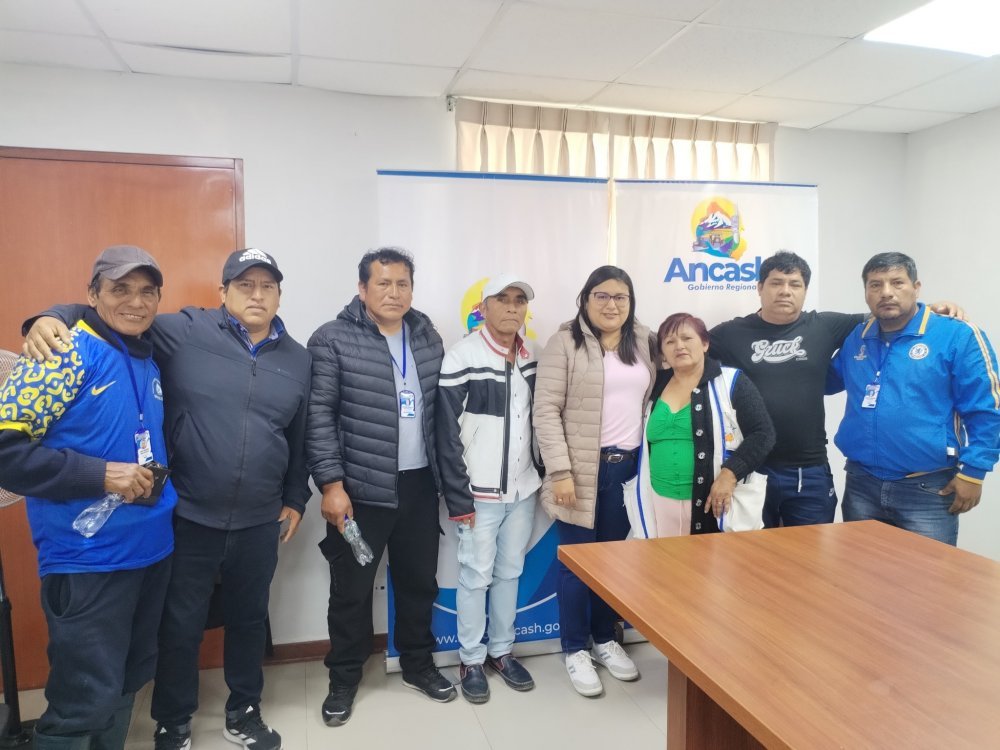 Vicegobernadora regional atiende problemática de pescadores artesanales de Chimbote