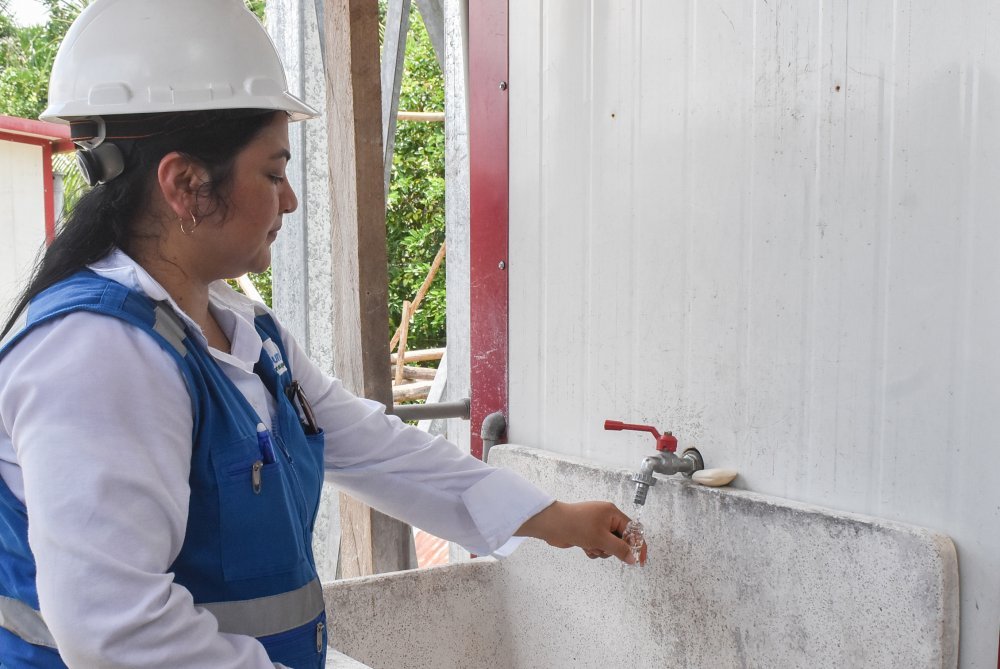 ¿Qué debo hacer si sale agua turbia de mi caño?