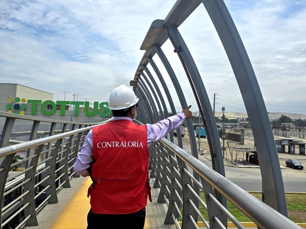 Contraloría detectó deficiencias en rampas y escaleras de nuevo puente peatonal del terminal terrestre de Chimbote