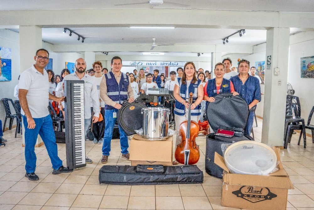 Quavii dona instrumentos musicales para impulsar talento de más de 120 niños en Chimbote