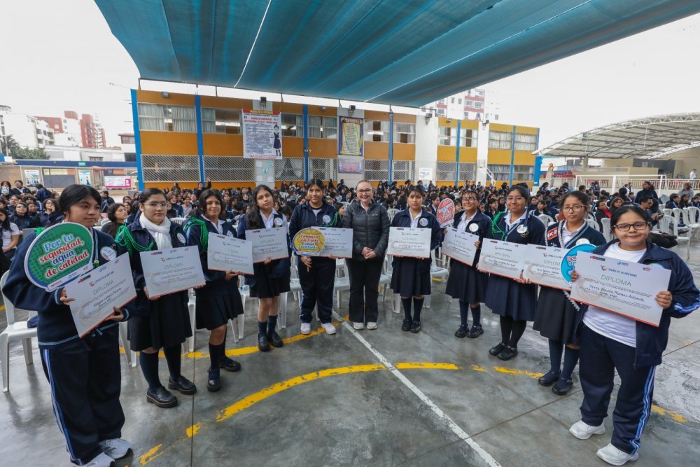 Sanipes designa a 10 lideresas escolares para promover la inocuidad alimentaria y sensibiliza a más de 850 estudiantes