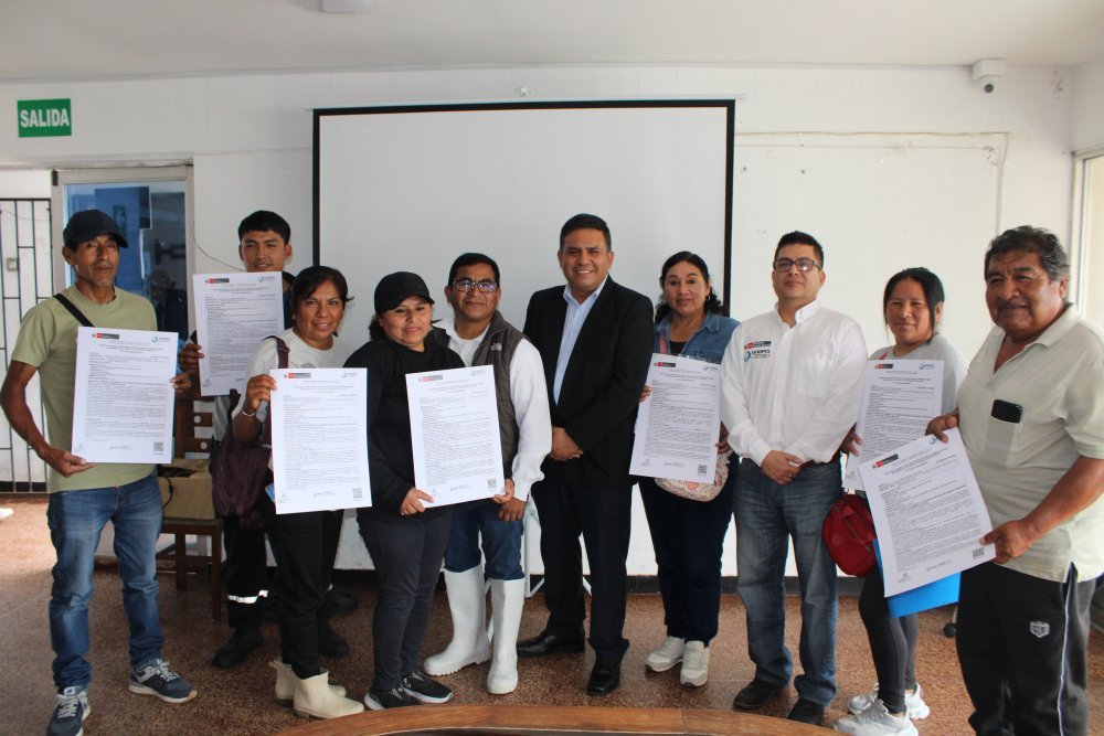 Produce a través de Sanipes entrega 80 habilitaciones sanitarias a embarcaciones artesanales en Pucusana y fortalece la formalización pesquera